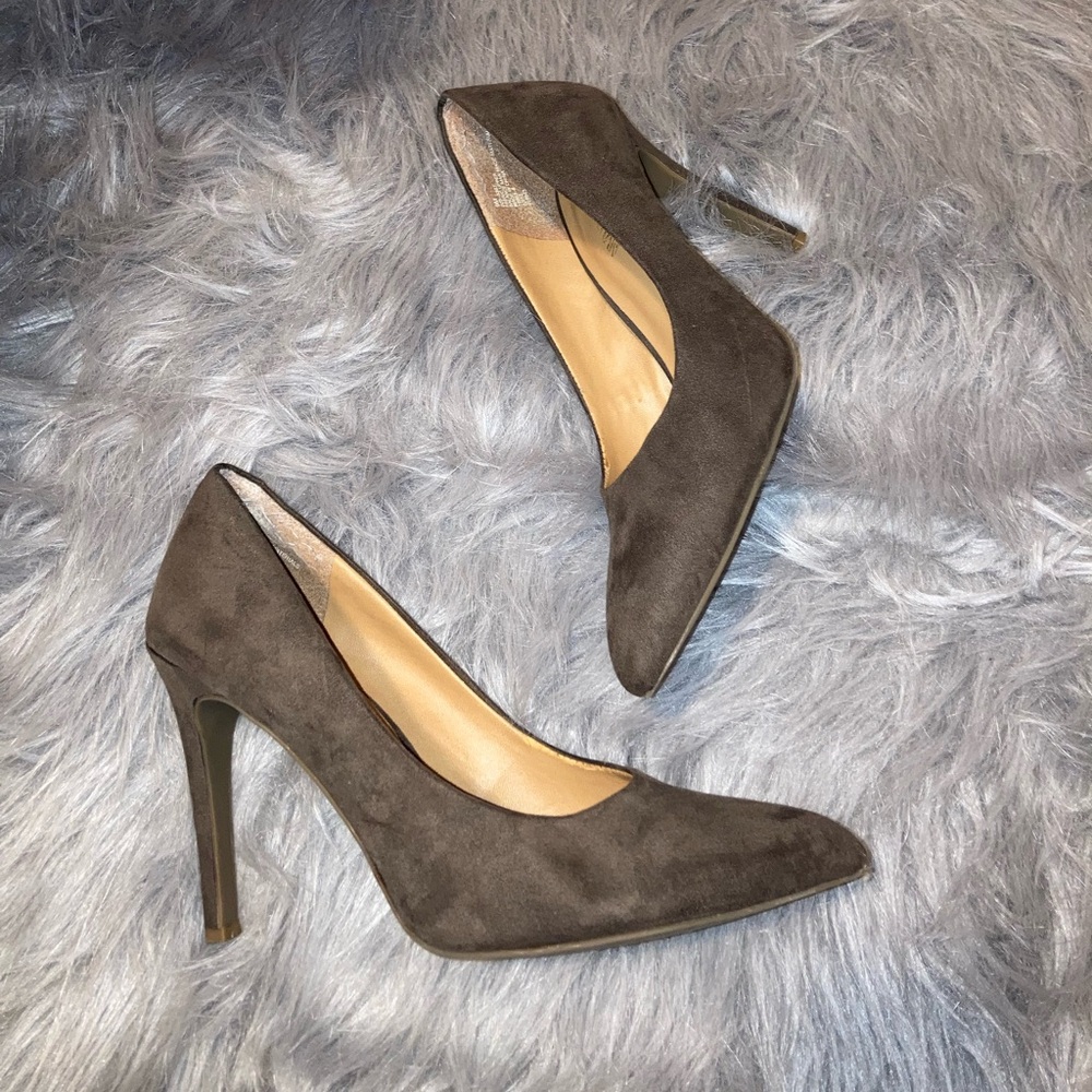 Cosmopolitan faux like suede material heels grey size 9M